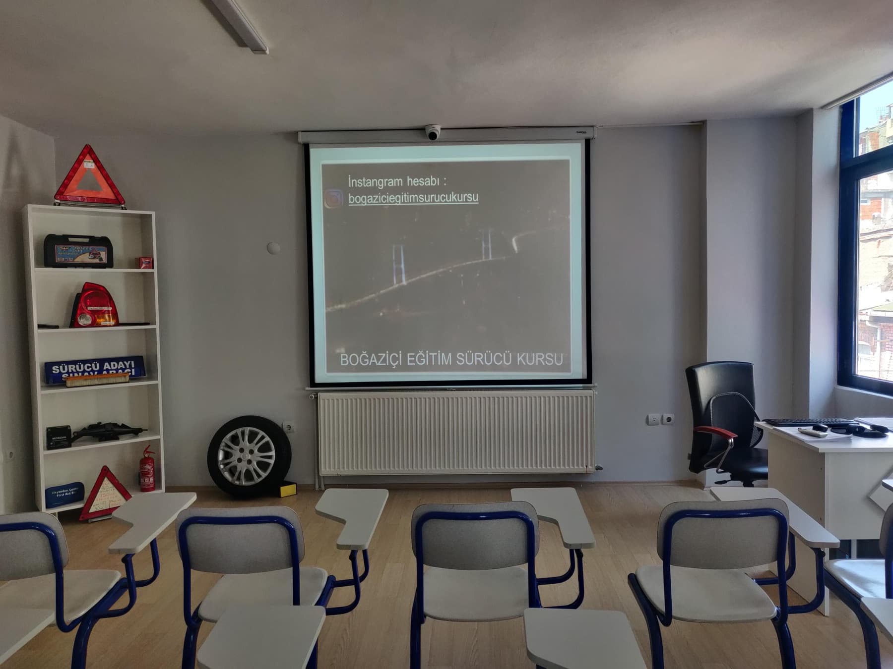 Projeksiyonlu teorik eğitim sınıfı